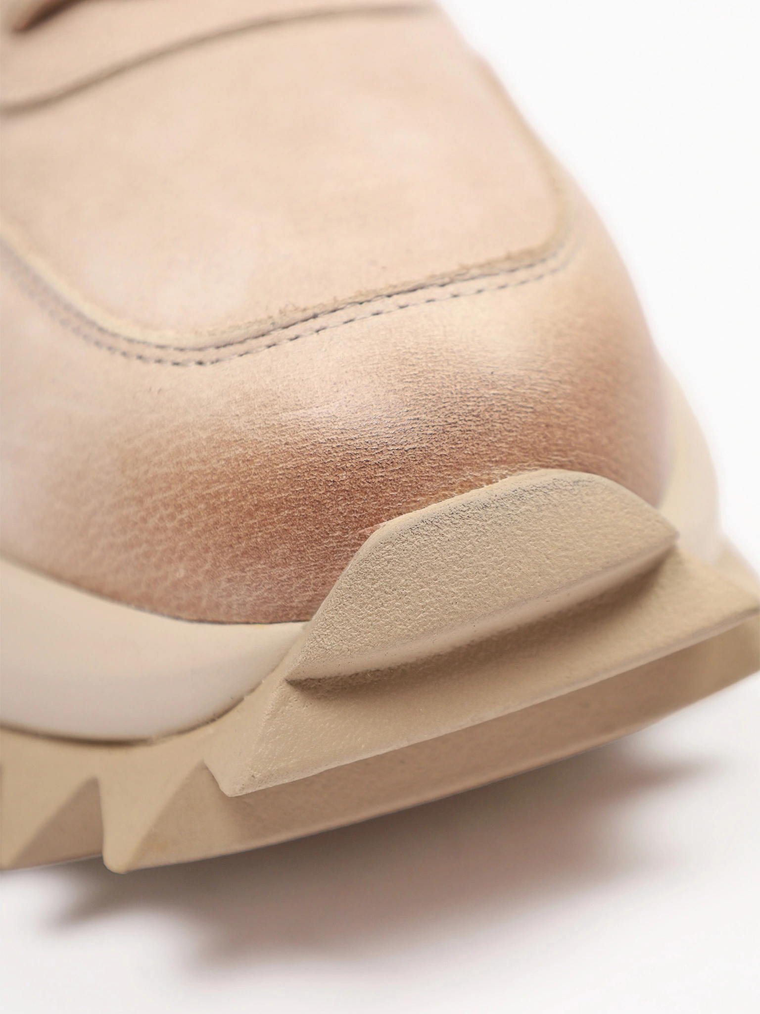 Кроссовки бежевого цвета на объемной рельефной подошве